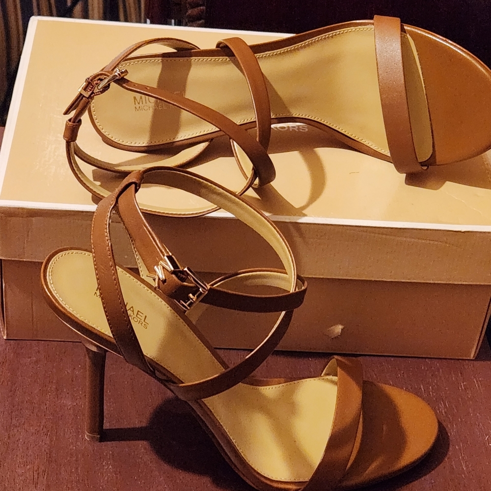 MK LUGGAGE BROWN ASHA CRISSCROSS ANKLE STRAP SANDALS